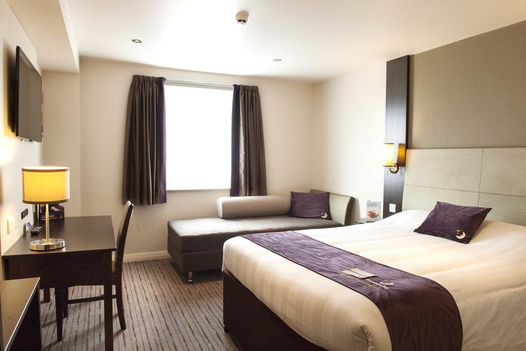 Premier Inn London Elstree / Borehamwood Exterior photo